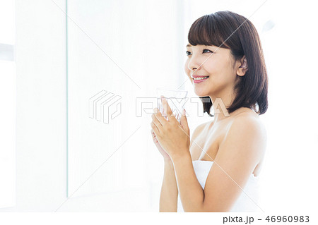 女性　洗面所　美容　ビューティー　スキンケア　ライフスタイル 46960983