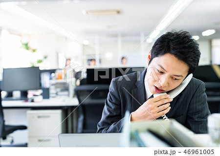 デスクワーク中の男性会社員 ビジネスイメージ デスクワーク中の男性会社員 ビジネスイメージ 46961005