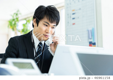 デスクワーク中の男性会社員 ビジネスイメージ デスクワーク中の男性会社員 ビジネスイメージ 46961158