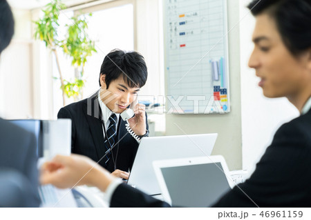 デスクワーク中の男性会社員　ビジネスイメージ 46961159