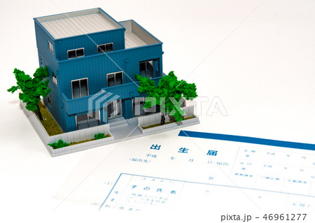 ライフスタイルイメージ　出生届と家の模型 46961277