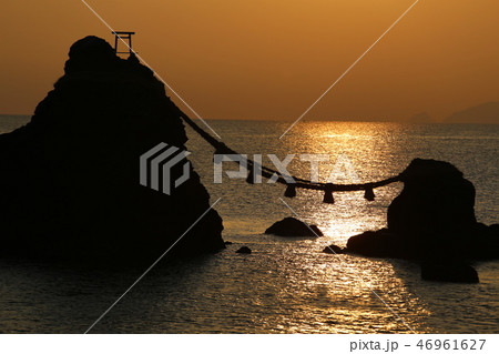 伊勢　夫婦岩の日の出 46961627