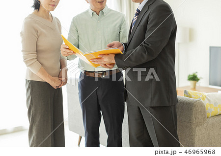 中年夫婦に説明するビジネスマン 46965968
