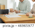 中年夫婦に説明するビジネスマン 46965977