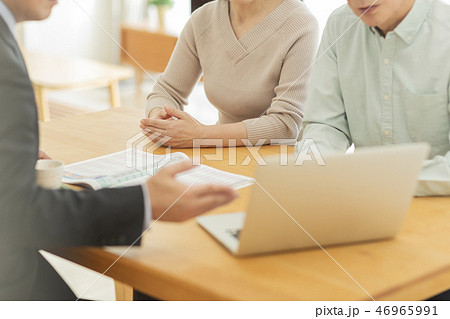 中年夫婦に説明するビジネスマン 46965991