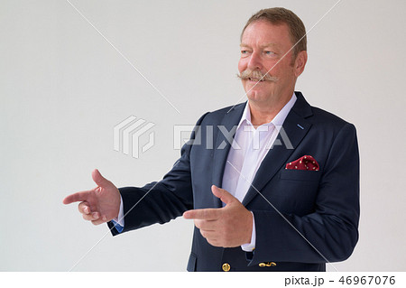Happy senior businessman explaining with arm gesture 46967076