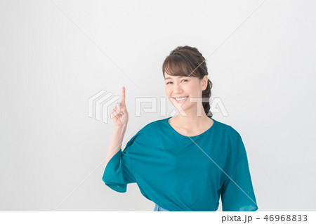 young woman 46968833