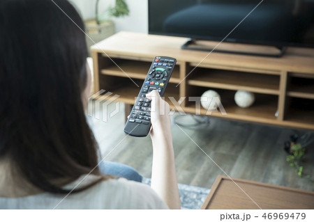 テレビリモコンを操作する女性 テレビリモコンを操作する女性 46969479
