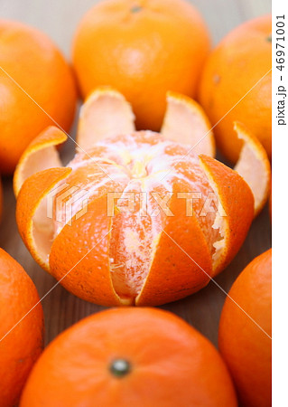 剥かれたみかんを囲む剥かれていないみかん 46971001