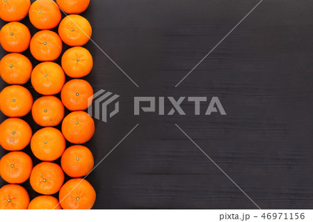 みかんのバックグラウンド黒背景 みかんのバックグラウンド黒背景 46971156