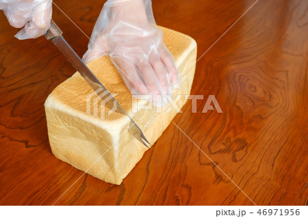 食パンを切る手 46971956