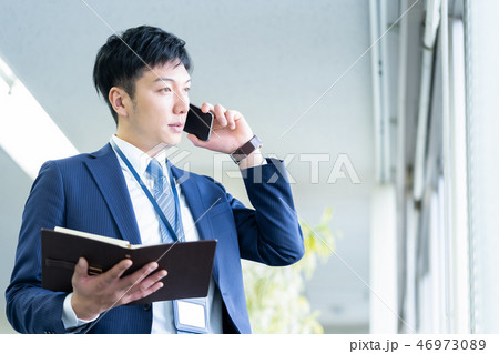 電話をする男性会社員 若いビジネスマン 電話をする男性会社員 若いビジネスマン 46973089
