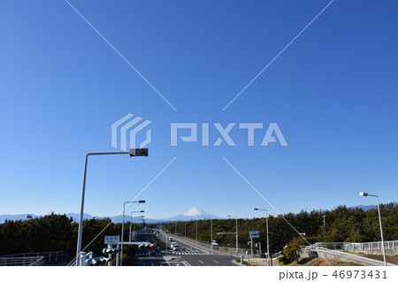 茅ヶ崎市　浜須賀歩道橋より見た富士山　 46973431