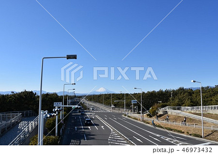 茅ヶ崎市　浜須賀歩道橋より見た富士山　 46973432