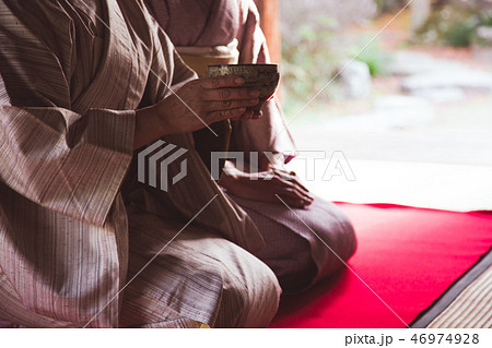 茶の湯　着物の女性 46974928