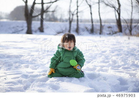 雪で遊ぶ子ども 雪で遊ぶ子ども 46975903