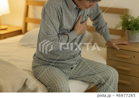 シニア男性　体調不良 46977265
