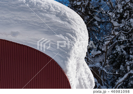 屋根に積もった雪 屋根に積もった雪 46981098
