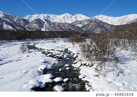 白馬大橋から眺めた冬の北アルプスの写真素材