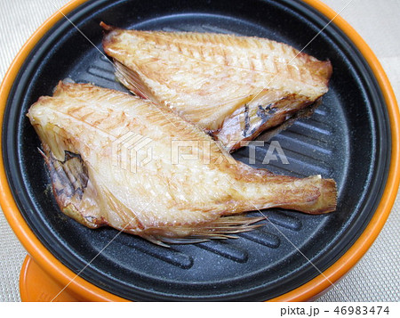 赤魚を電子レンジ調理器具で焼く 赤魚を電子レンジ調理器具で焼く 46983474