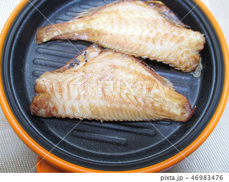 赤魚を電子レンジ調理器具で焼く 46983476