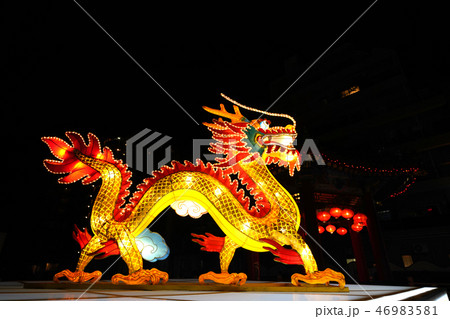 日本の横浜都市景観 横浜中華街を望む・2019春節燈花、夜景（右奥は、會芳亭） 46983581
