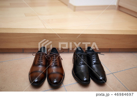 ビジネスシューズ (紳士靴 革靴 玄関ホール 出勤 帰宅 履物 コピースペース 一軒家 マンション) ビジネスシューズ (紳士靴 革靴 玄関ホール 出勤 帰宅 履物 コピースペース 一軒家 マンション) 46984697
