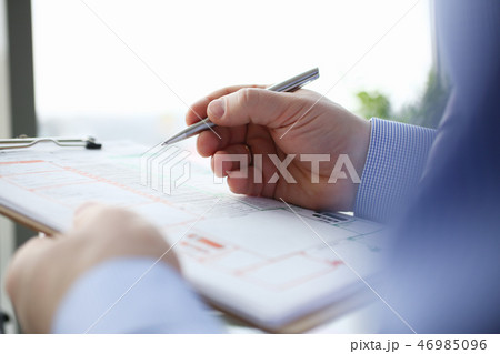 Male insurer hand hold silver pen an accident Male insurer hand hold silver pen an accident 46985096