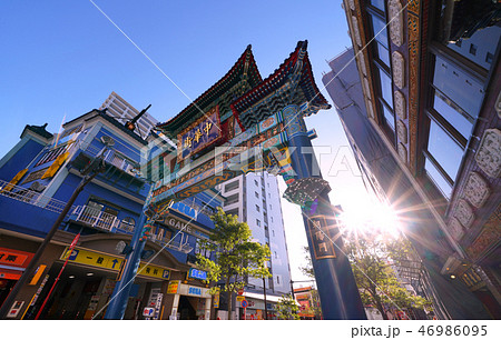 日本の横浜都市景観　太陽光と横浜中華街を望む（朝陽門） 46986095
