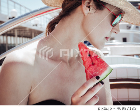 Beautiful, fashionable, young woman 46987135