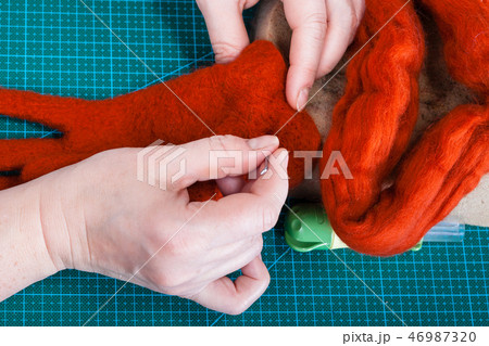 craftsman binding glove with felting needle craftsman binding glove with felting needle 46987320