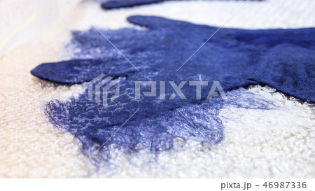 wet felted glove with damped additional fibers 46987336