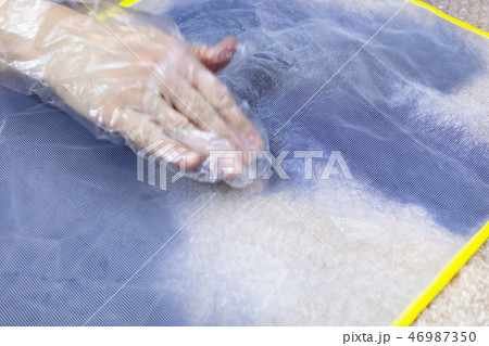 craftsman mixes the wet first layer of fibers 46987350