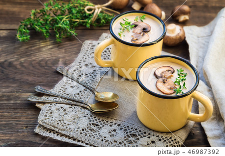 Creamy mushroom soup with champignons Creamy mushroom soup with champignons 46987392