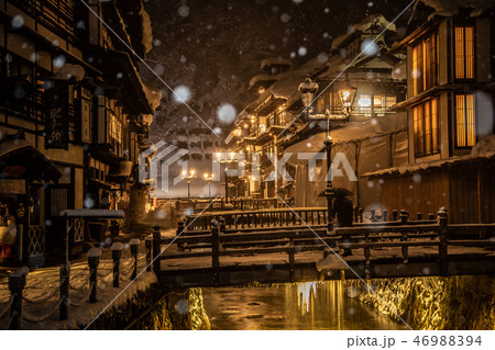 《山形県 銀山温泉(Ginzan Hot Spring)》雪舞う銀山温泉の夜景 46988394