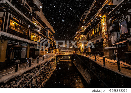 《山形県 銀山温泉(Ginzan Hot Spring)》雪舞う銀山温泉の夜景 46988395