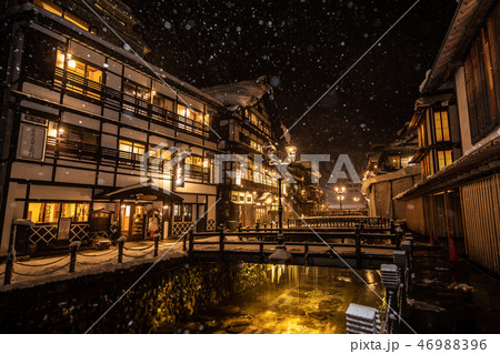 《山形県 銀山温泉(Ginzan Hot Spring)》雪舞う銀山温泉の夜景 46988396