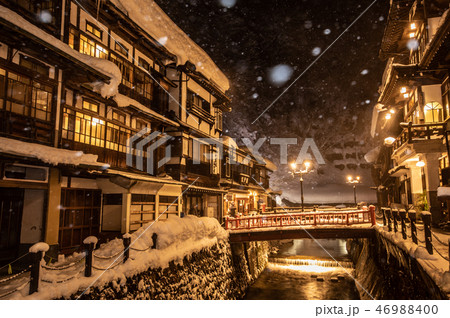 《山形県 銀山温泉(Ginzan Hot Spring)》雪舞う銀山温泉の夜景 46988400