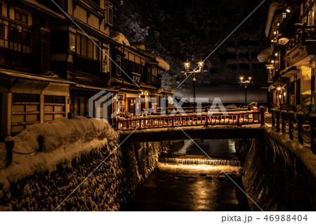《山形県 銀山温泉(Ginzan Hot Spring)》雪舞う銀山温泉の夜景 46988404