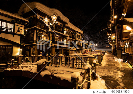 《山形県 銀山温泉(Ginzan Hot Spring)》雪舞う銀山温泉の夜景 46988406