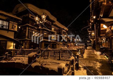 《山形県 銀山温泉(Ginzan Hot Spring)》雪舞う銀山温泉の夜景 46988407