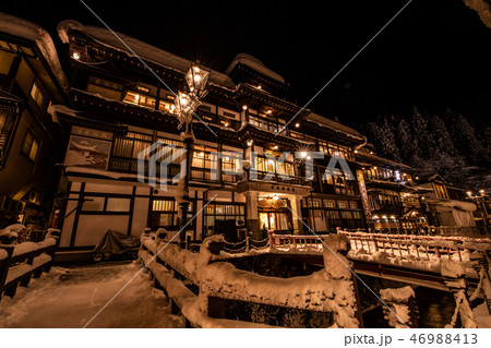 《山形県 銀山温泉(Ginzan Hot Spring)》雪舞う銀山温泉の夜景 46988413