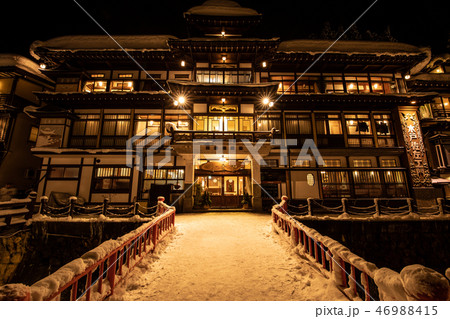 《山形県 銀山温泉(Ginzan Hot Spring)》雪舞う銀山温泉の夜景 《山形県 銀山温泉(Ginzan Hot Spring)》雪舞う銀山温泉の夜景 46988415