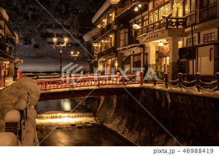 《山形県 銀山温泉(Ginzan Hot Spring)》雪舞う銀山温泉の夜景 46988419