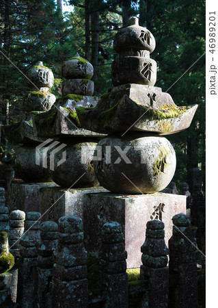 高野山　奥の院　参道の五輪塔 46989201
