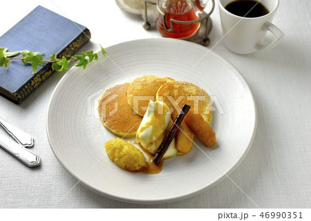 パンケーキ(ホットケーキ)とキャラメルアップル／pancakes 46990351