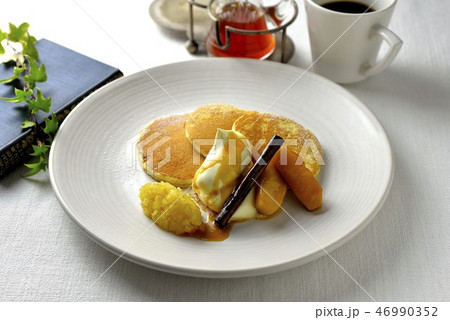 パンケーキ(ホットケーキ)とキャラメルアップル／pancakes 46990352