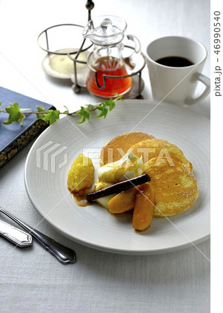 パンケーキ(ホットケーキ)とキャラメルアップル/pancakes パンケーキ(ホットケーキ)とキャラメルアップル/pancakes 46990540
