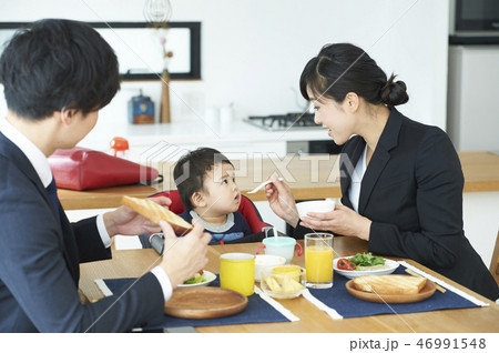 家族　共働き　育児 46991548