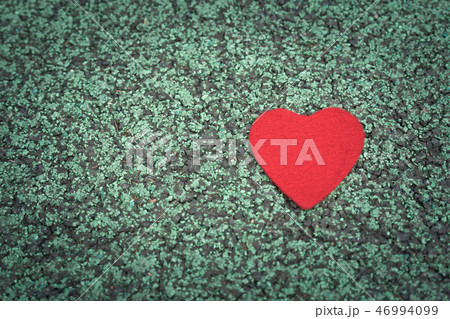red heart on the green walking path backgrounds 46994099